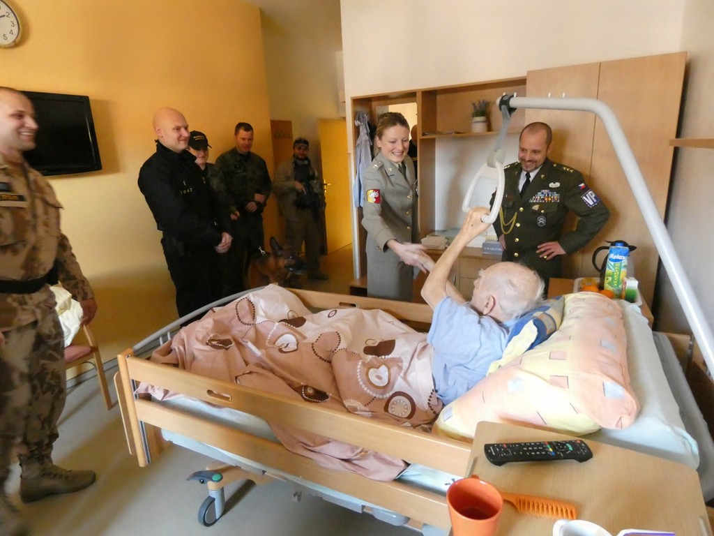 Bývalý podplukovník dělostřelectva se s nadšením zdravil se současnými příslušníky armády