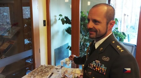 Npor. Martin Horský vkládá do kasičky finanční příspěvek na podporu domova