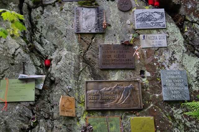 Připomínka horolezců, kterým se jejich vášeň stala osudem