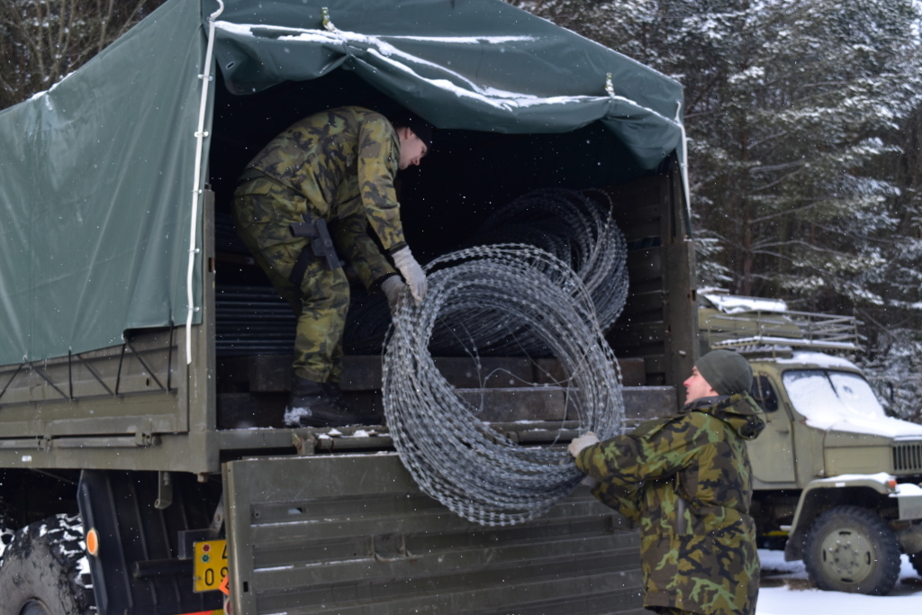 Příprava materiálu k výstavbě polního muničního skladu