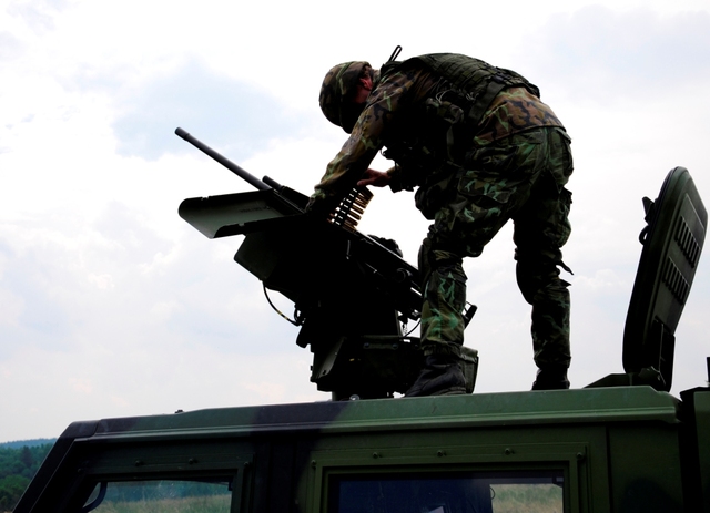 příprava na střelbu z těžkého kulometu