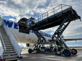 Příprava vykládky z letadla MD-11