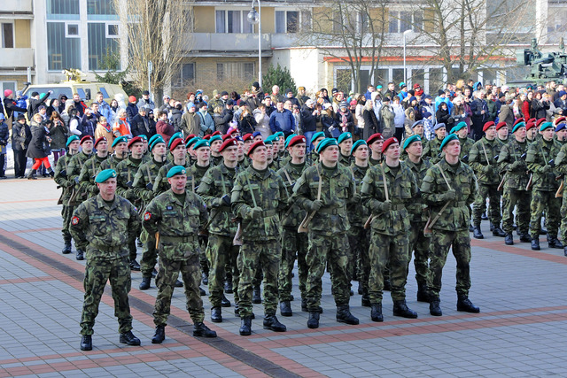 Přísahající vojáky přijeli hojně podpořit rodinní příslušníci