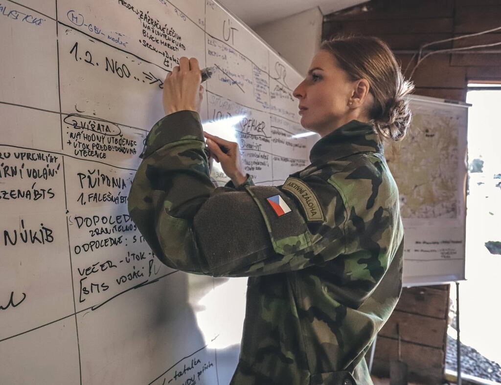 Příslušnice AZ zaznamenává data pro humanitární práce