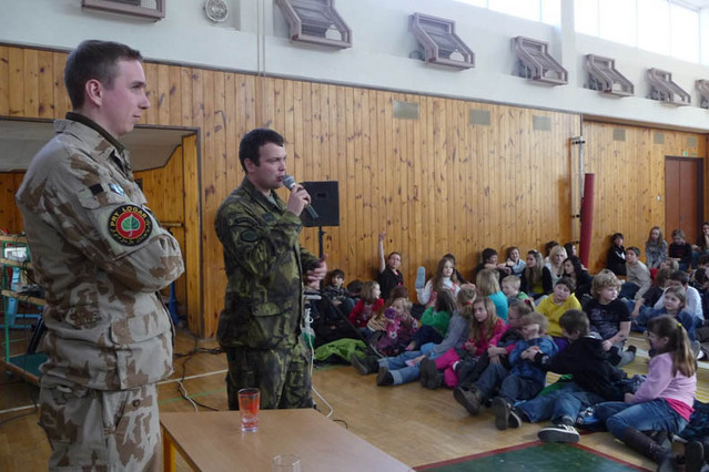 Příslušníci 103. střediska CIMIC-PSYOPS přednáší na ZŠ Litomyšl