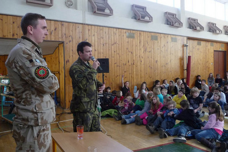 Příslušníci 103. střediska CIMIC-PSYOPS přednáší na ZŠ Litomyšl