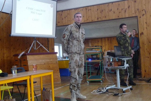 Příslušníci 103. střediska CIMIC-PSYOPS přednáší na ZŠ Litomyšl