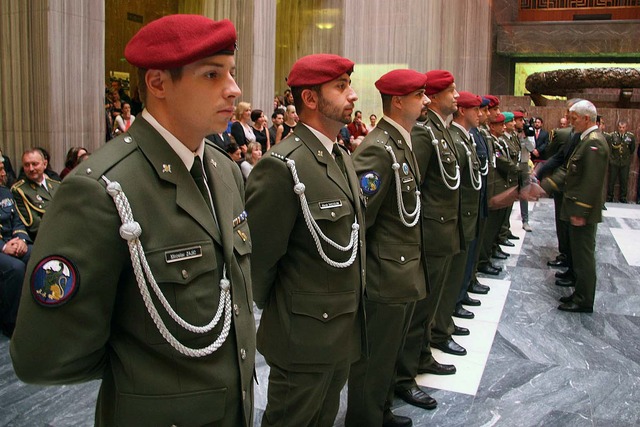 Příslušníci 2. strážní roty BAF při vyznamenávání náčelníkem GŠ armádním generálem Petrem Pavlem
