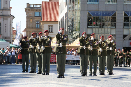 Čestné stráže střední Evropy se předvedou na tradičním DrillFestu v Praze a Plzni