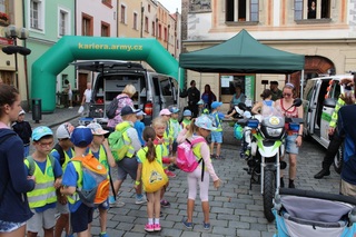 Příslušníci Vojenské policie v obležení dětí