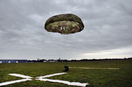 Stodvojkaři soutěžili v seskoku na přesnost