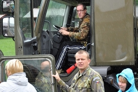 Klienti Domu sociální péče ve Slatiňanech zažili vojenské dopoledne