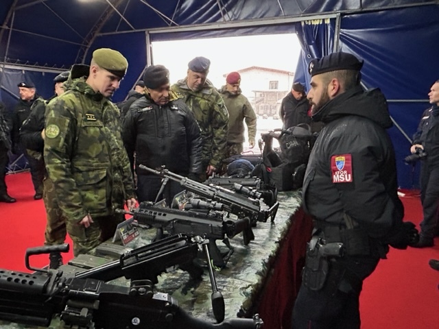 Prohlídka vybavení italských karabiniérů