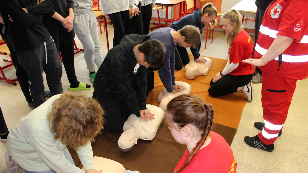 Deváťáci zachránili na Ještědu život turistovi. První pomoc je naučil i POKOS