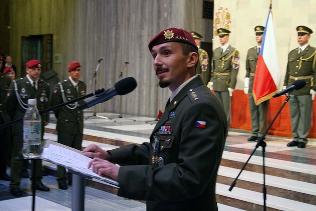 Proslov kapitána Jiřího Pazděry, velitele 2. strážní roty BAF