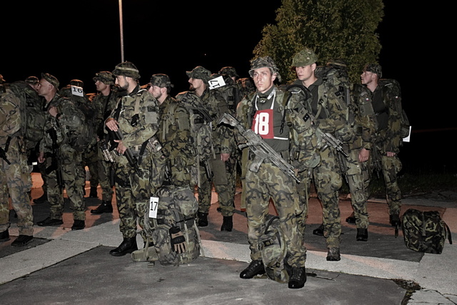 První část soutěžních hlídek připravena ke startu.