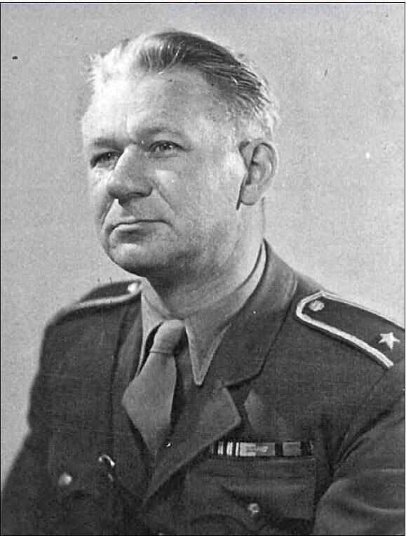 Prvním velitelem hudby se v roce 1951 stal štábní kapitán Jindřich Praveček. Měl velkou zásluhu na vysoké umělecké úrovni hudby, v roce 1956 byl nucen z armády odejít.