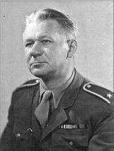 Prvním velitelem hudby se v roce 1951 stal štábní kapitán Jindřich Praveček. Měl velkou zásluhu na vysoké umělecké úrovni hudby, v roce 1956 byl nucen z armády odejít.