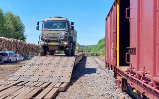 Rampa UNOR a technika: Na 20 členů jednotky zabezpečení přepravy se zúčastnilo jednoho z nejnáročnějších výcviků v oblasti vojenské dopravy. V Boleticích si v rámci cvičení vyzkoušeli jak navádět vojenskou techniku na železniční vozy, průzkum dopravních komunikací nebo složitou výstavbu rampy na železnici. Prošli také kurzem přežití.