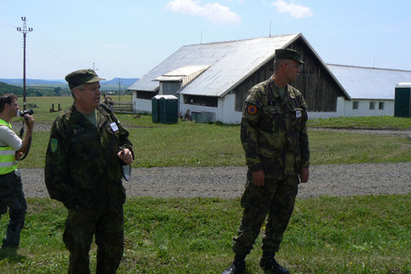 Ředitel Ústředního vojenského veterinárního ústavu plukovník Jaroslav Honegr sleduje cvičení