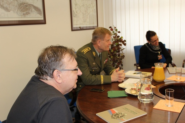 Ředitel ZŠ Zbýšov, generál Bečvář a třídní učitelka během diskuze se žáky 9.B