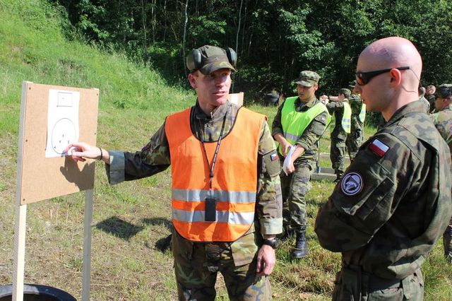 Řídící střeleb vyhodnocuje střelbu polskému soutěžícímu