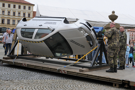 Vyškovští si také díky vojákům mohli vyzkoušet, co dělat při nárazu či převrácení vozu 