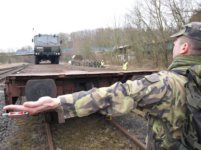Rotmistr Antonín Holub při navádění techniky Tatry T 815 6x6 na železniční vagon