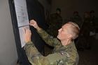 rotmistr Dan Jiroušek při přípravě na improcesing (kontrolu bezpečnostních prověrek)