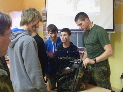 Vojáci 26. pluku představili žákům v Ďáblicích svoji profesi