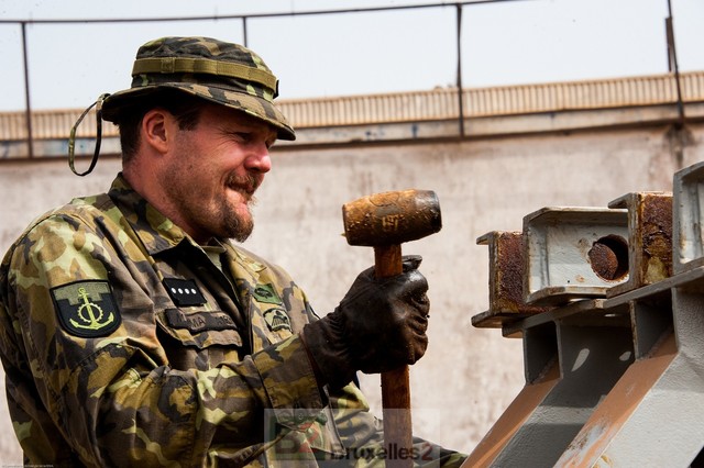 rotný Miroslav Tůma z 15. ženijního pluku v africkém Bangui při výstavbě mostu darovaného ČR