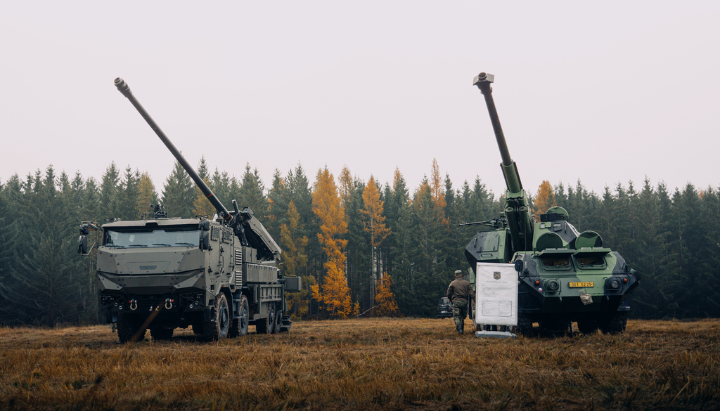 Samohybná houfnice Caesar 155 mm (vlevo) a samohybná kanónová houfnice DANA 152 mm (vpravo)