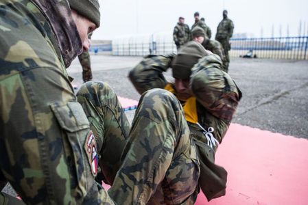 Sedy a lehy jsou základní disciplínou, kterou musí vojáci zvládat