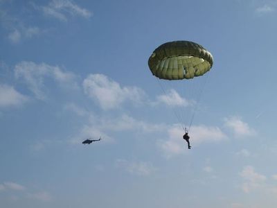 Výsadkáři v Chrudimi zkoušeli nové padáky