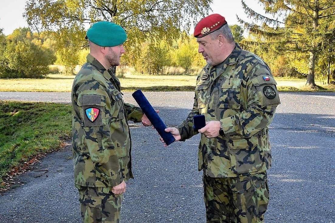 Armádní generál Aleš Opata ocenil četaře Zdeňka Ganzwohla ze 72. mechanizovaného praporu