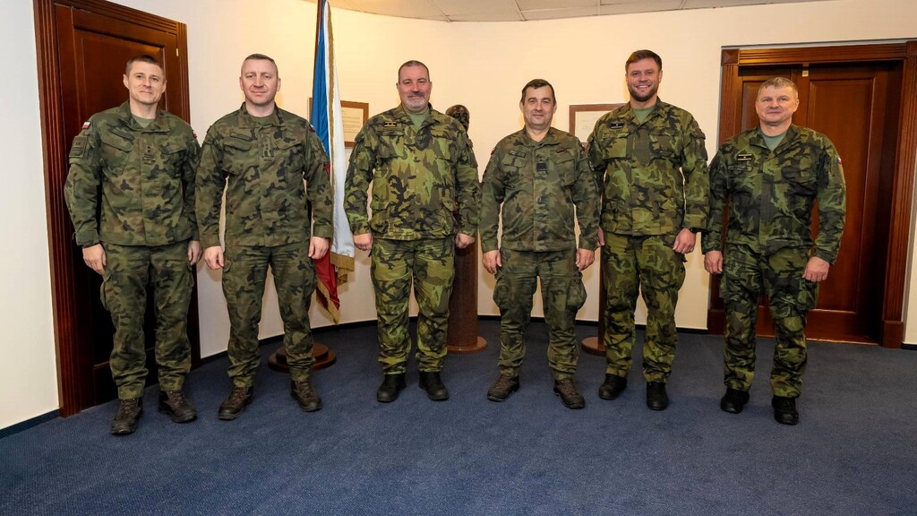 Generálmajor Pavel Lipka, zástupce náčelníka Generálního štábu – náčelník štábu (třetí zleva), jednal se zástupci Mnohonárodní divize Severovýchod (MND-NE) v čele s generálmajorem Jaroslawem Górowským (třetí zprava).