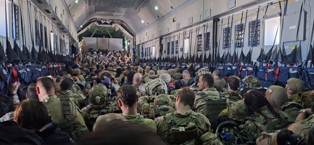 Spojenečtí vojáci na palubě evakuačního letu