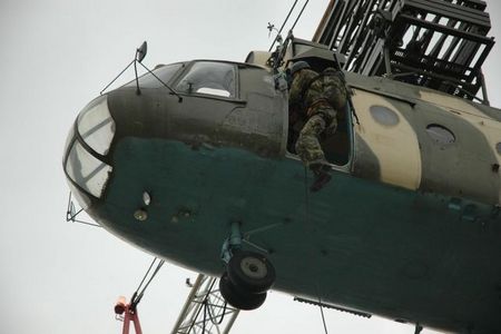 Slaňování z cvičného vrtulníku