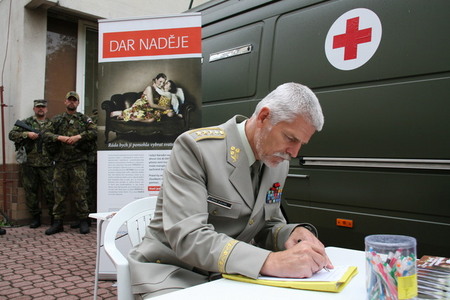 Velení armády podporuje projekt „Armáda dává naději“ a jde příkladem