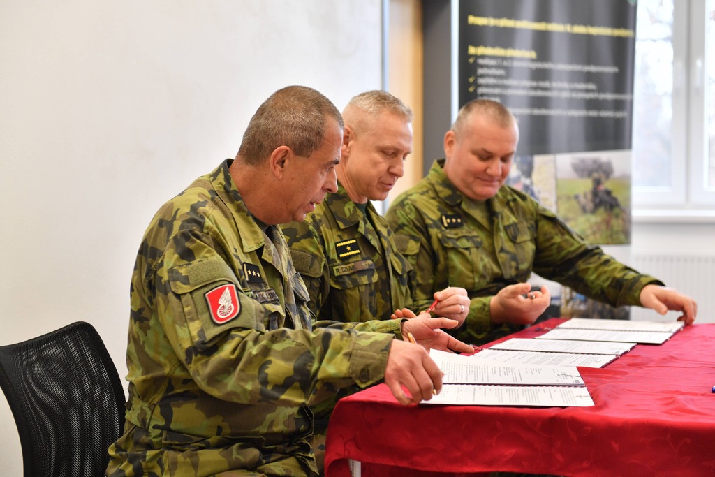 Slavnostní akt byl zakončen podpisem