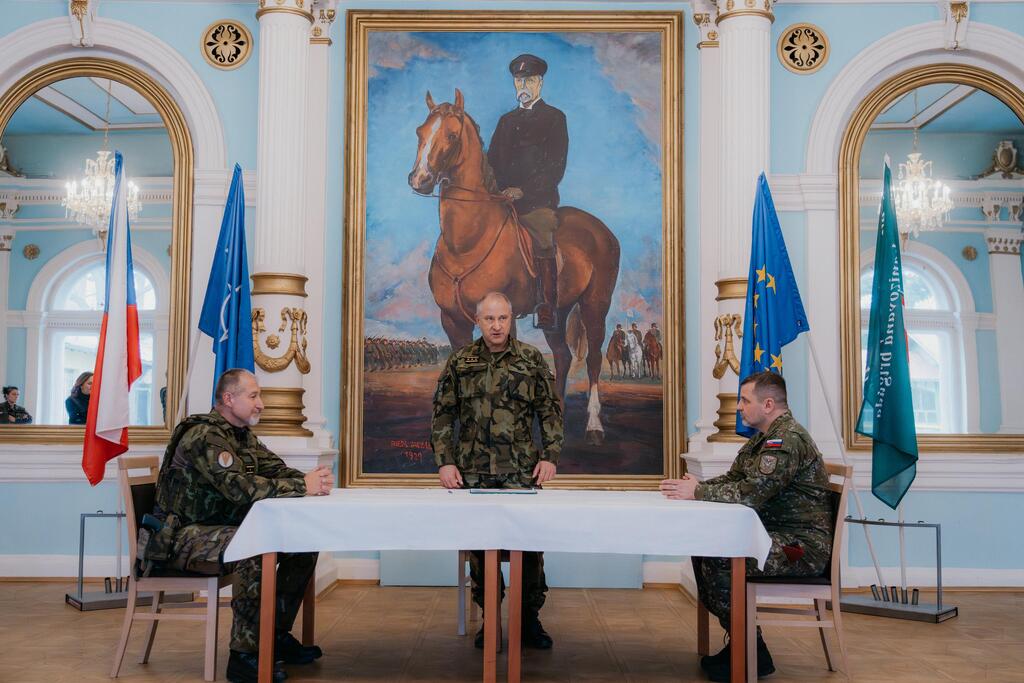 Slavnostní předání certifikátu, gen. Mikula, gen. Vlček, plk. Batko