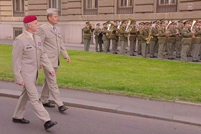 Slavnostní přivítání generála Pavla před GŠ