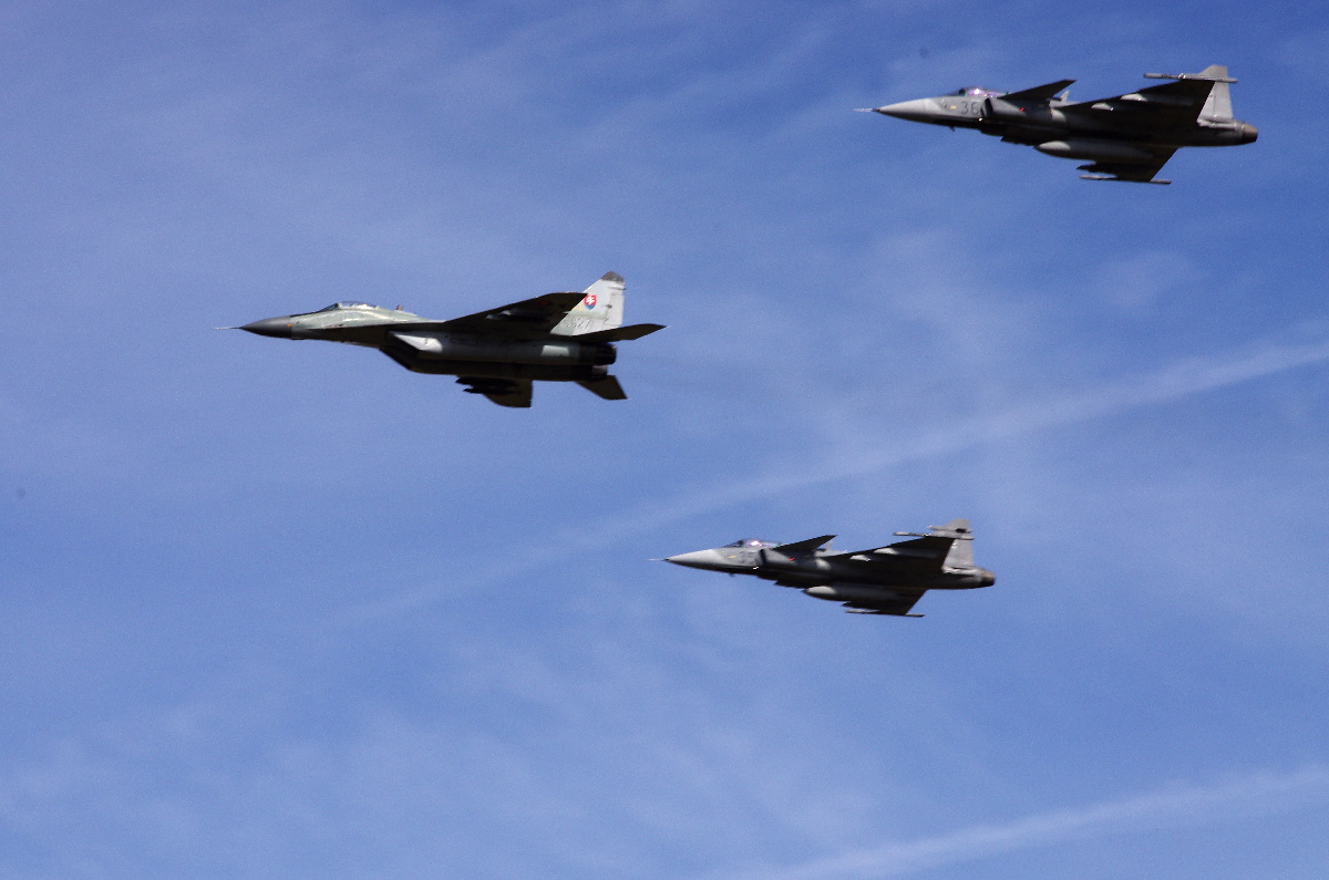 Slavnostní průlet JAS-39 Gripen a MIG-29