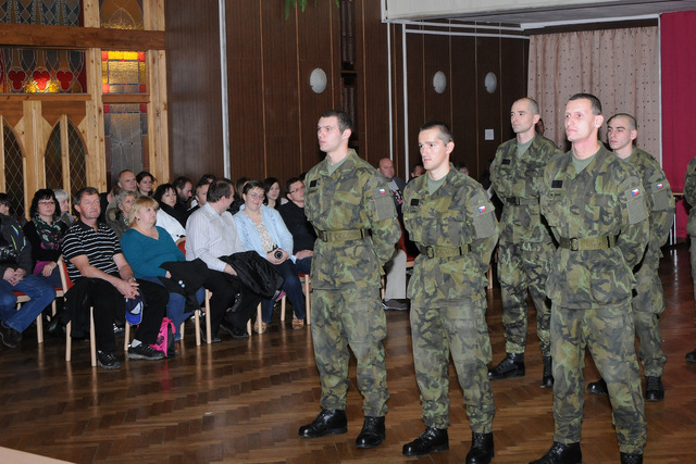 Slavnostní vojenské přísaze a vyřazení přihlíželi blízcí absolventů