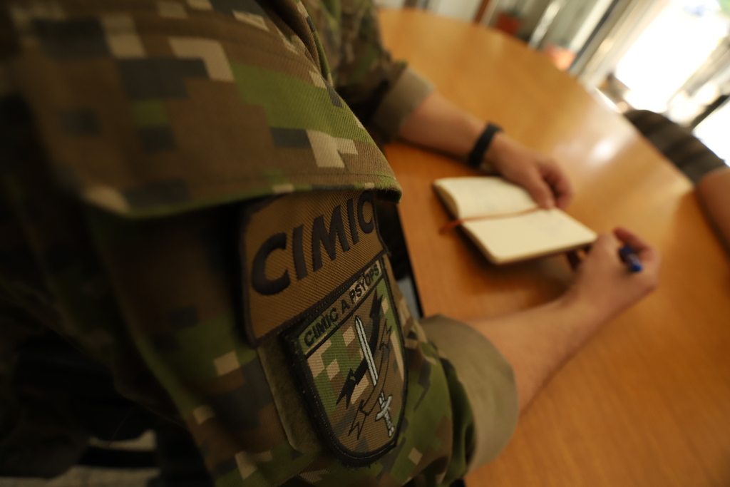 Slovenský voják pořizuje zápisky při CIMIC jednání