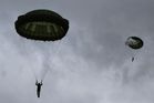 Ilustrační obrázek ke článkuNad Chrudimí otvírali výsadkáři záložní padáky 