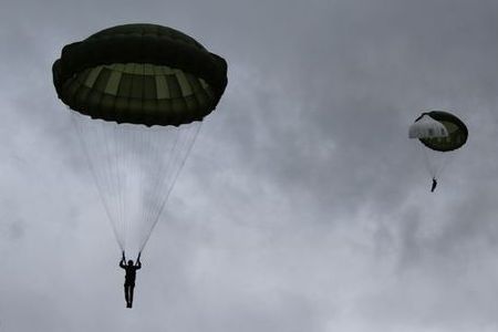 Nad Chrudimí otvírali výsadkáři záložní padáky 