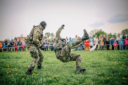 Armáda se prezentovala během pálení čarodějnic na Dni IZS v Pardubicích