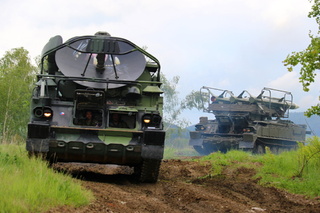 Hlavní části protiletadlového raketového systému 2K12 KUB – řídící a naváděcí radiolokátor a odpalovací zařízení s raketami.