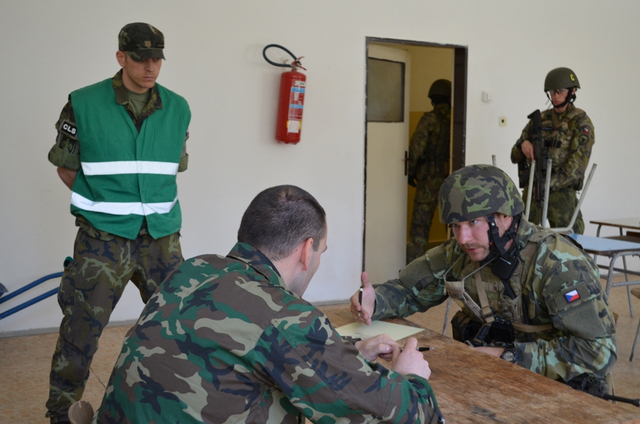 Součástí rozehry je i celá řada jednání, samozřejmě  v angličtině